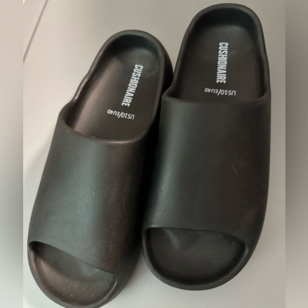 Cushionaire sandals size 10
